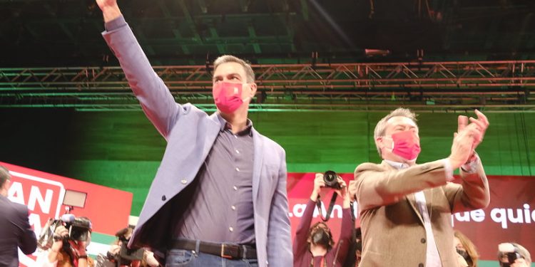Juan Espadas presenta su candidatura a la Junta arropado por el presidente Pedro Sánchez 1 juan espadas pedro sanchez congreso psoe