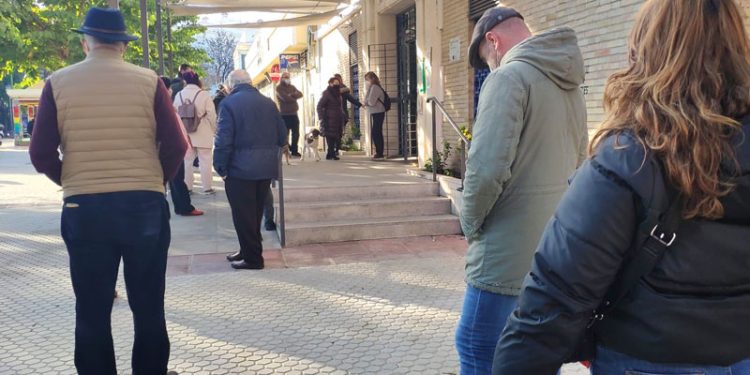 Siguen las largas colas en los centros de salud andaluces, pero Moreno Bonilla y Marín ya piensan en la Semana Santa 1 Siguen las largas colas en los centros de salud andaluces, pero Moreno Bonilla y Marín ya piensan en la Semana Santa
