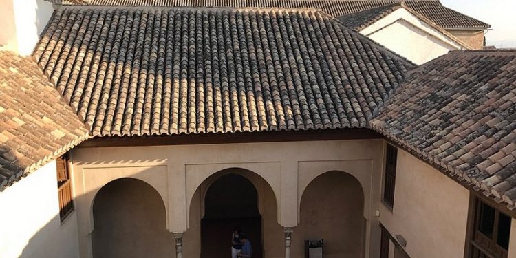 Arreglos en las columnas de mármol blanco del Palacio de Dar al-Horra 1 palacio dar al horra alhambra granada