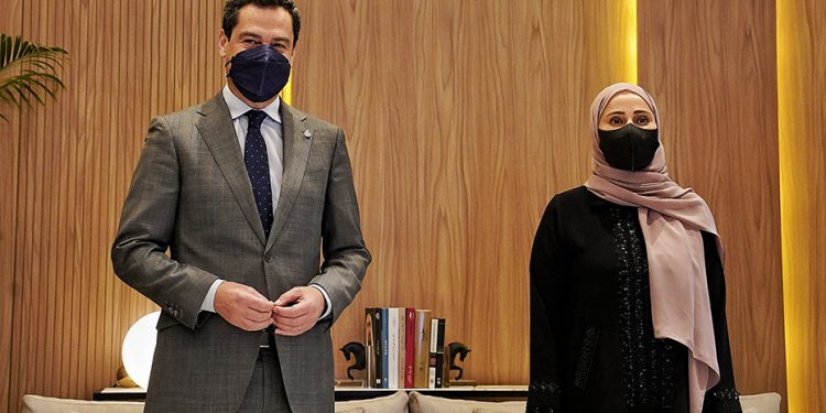 Juanma Moreno abre las puertas de Andalucía a Emiratos Árabes Unidos 1 Juanma Moreno y la ministra Ohood Khalfan Al Roumi.