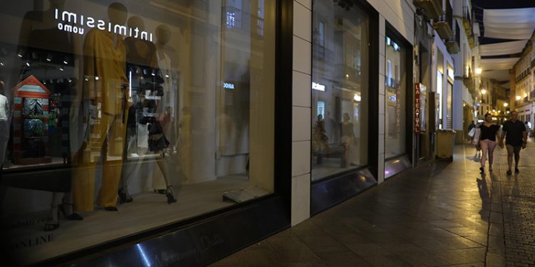 Los comerciantes andaluces piden tiempo y ayudas para aplicar las medidas de ahorro energético 1 Los comerciantes andaluces piden tiempo y ayudas para aplicar las medidas de ahorro energético