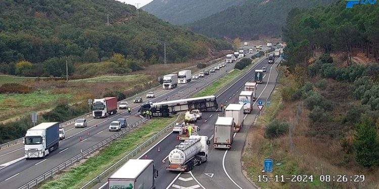 Tres personas heridas en un accidente en la A-2, que queda cortada en ambos sentidos 1 Tres personas heridas en un accidente en la A-2, que queda cortada en ambos sentidos