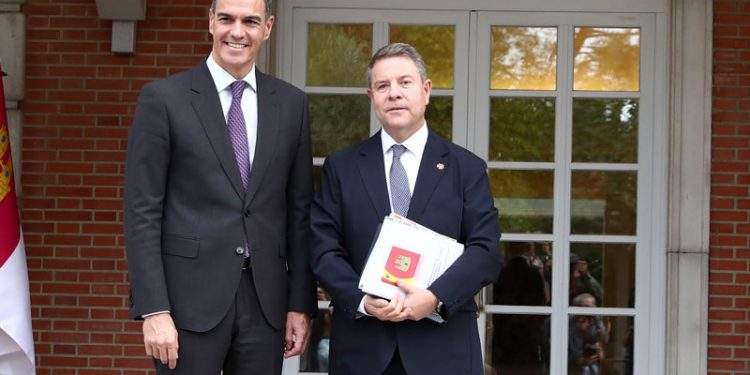 Page: "Hay que ganar las elecciones en la calle, no en el sótano" 1 Reunión «respetuosa y cordial» entre Page y Sánchez para la «apuesta por la cohesión social y territorial en Castilla-La Mancha»